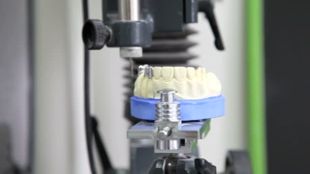 Odontólogo objetos implantes — Vídeo de stock