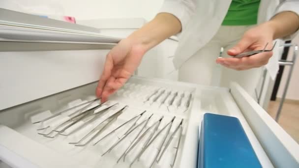 Zahnarzt wendet sich gegen Implantate — Stockvideo