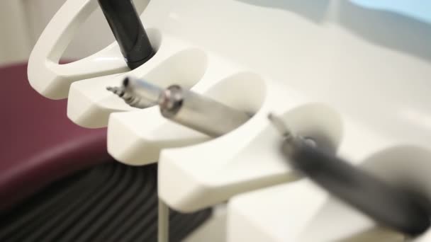 Zahnarzt wendet sich gegen Implantate — Stockvideo