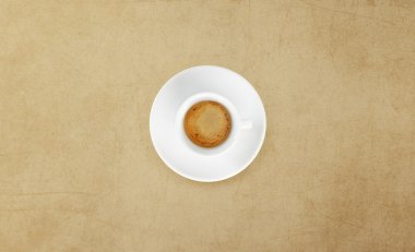 Mermer masada bir fincan kahve.