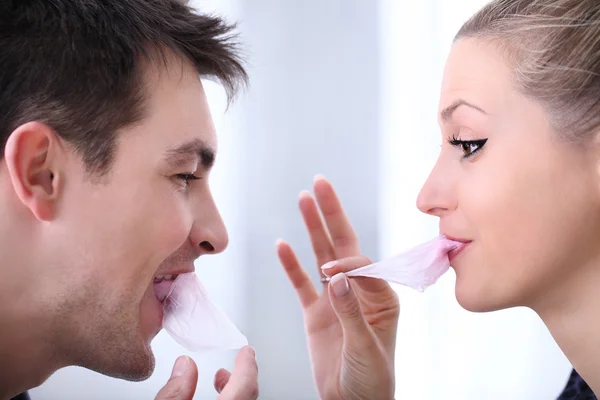 Alegre jovem casal brincando com chiclete — Fotografia de Stock