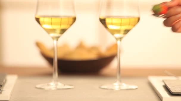 Casal brinde com vinho no restaurante — Vídeo de Stock