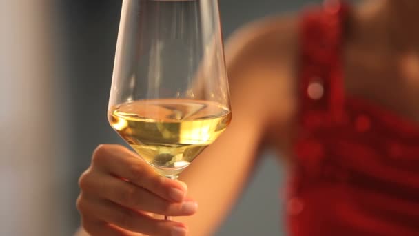 Žena se sklenkou vína v ruce