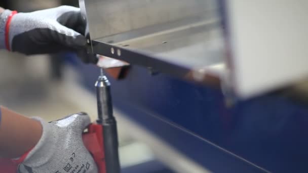 Mani del lavoratore nel rivetto di fabbrica — Video Stock