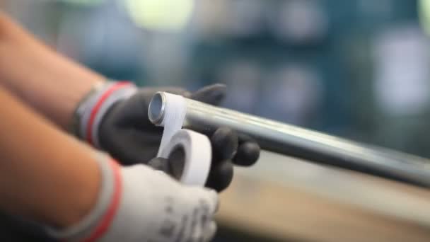 Handen met sluiten en isoleren van een bout op een pipe — Stockvideo