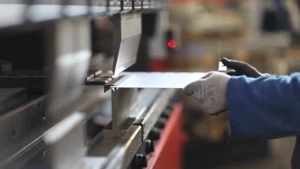 Mains qui plient le travailleur de la tôle dans l'usine — Video