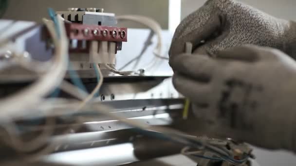 Factory worker connecting electrical wires — Stock Video