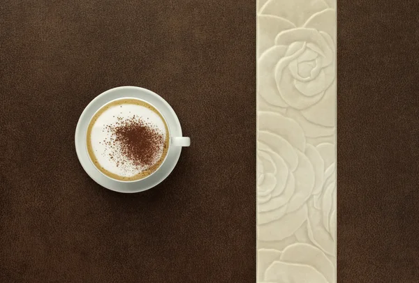 Cappuccino com cacau na mesa marrom com rosas — Fotografia de Stock