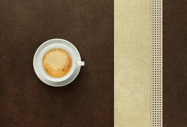 Xícara de café na mesa marrom e creme — Fotografia de Stock