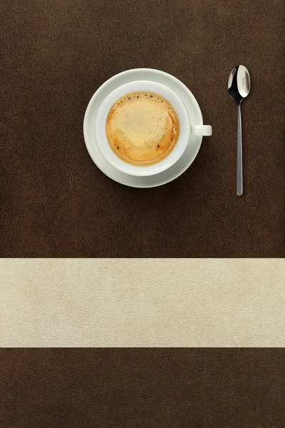 Filiżankę kawy na stole z łyżeczką — Zdjęcie stockowe