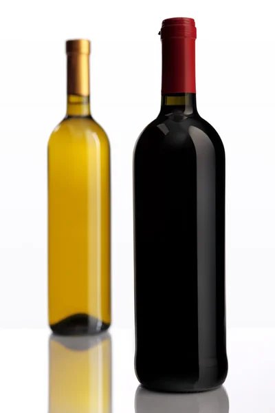 Lahve bílé a červené víno — Stock fotografie