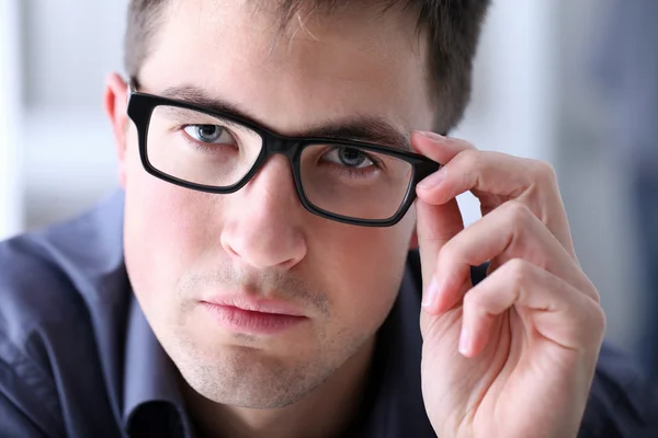 Hombre con anteojos —  Fotos de Stock