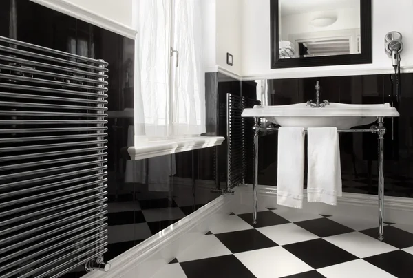 バスルームは黒と白の色 — ストック写真