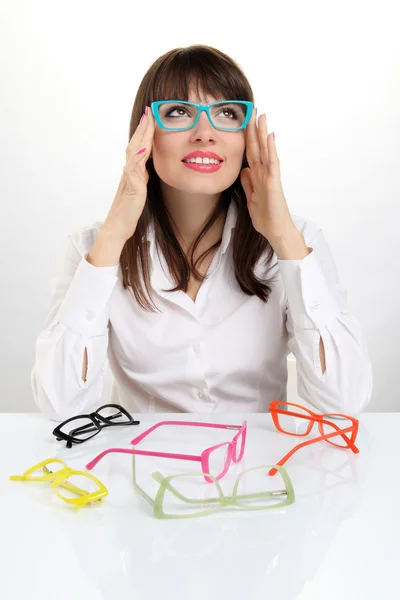 Hezká dívka, která nosí barevné brýle — Stock fotografie