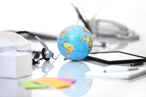 Ofis Masası tablet, kulaklık ve Küre