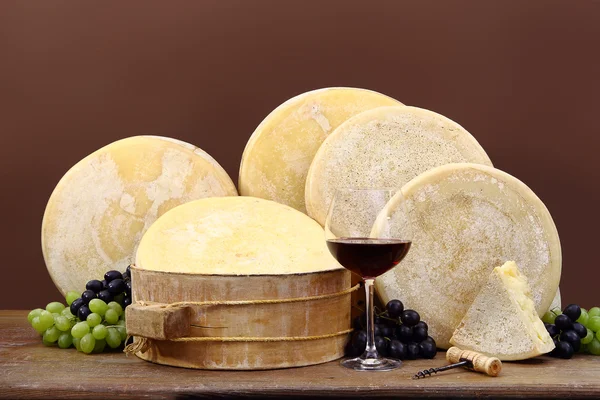 Red wine with cheese and grapes — Stock Photo, Image