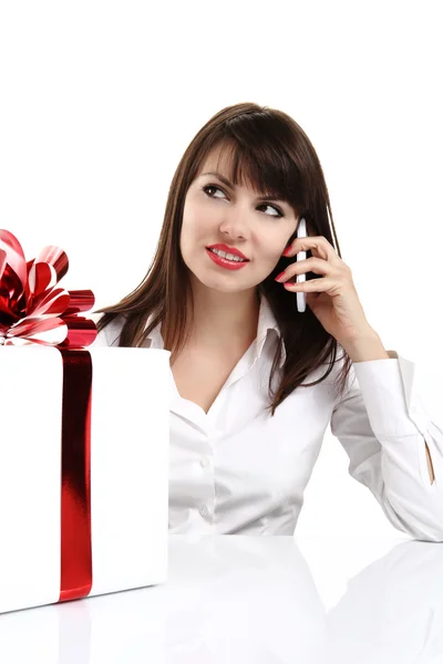 Hermosa chica recibe una caja de regalo sorpresa con cinta roja — Foto de Stock