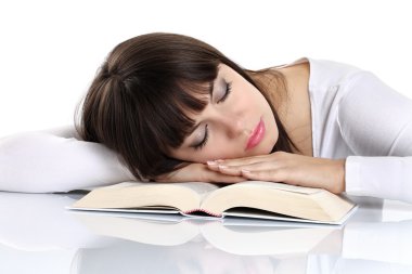 bir kitap üzerinde uyuyan güzel kız 