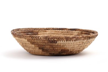 beyaz zemin üzerine ekmek sepeti 