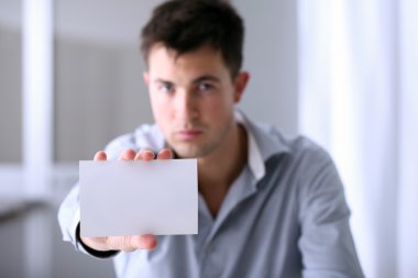 adam kartvizit gösterir 