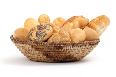 tam beyaz zemin üzerine ekmek sepeti 