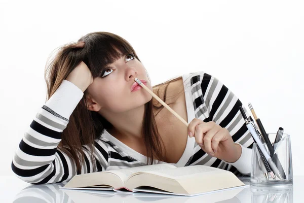 Schönes Mädchen studiert am Tisch sitzend mit Büchern und Bleistift — Stockfoto