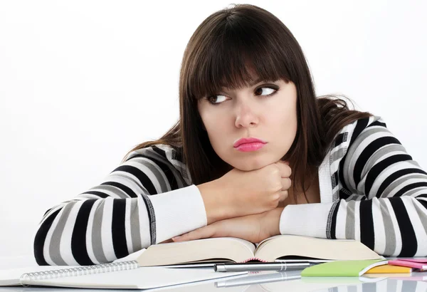 Mooi meisje zitten aan de tafel met boeken en penc studeren — Stockfoto