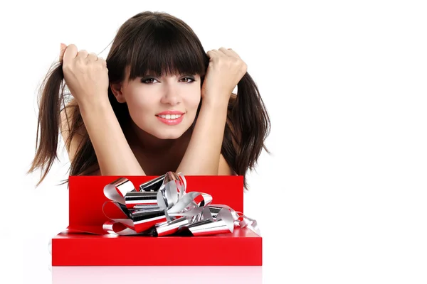 Hermosa chica con regalo en caja roja con cinta de plata en blanco — Foto de Stock