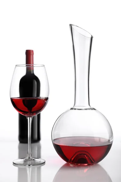 Bardak ve şişe kırmızı şarap sürahi — Stok fotoğraf