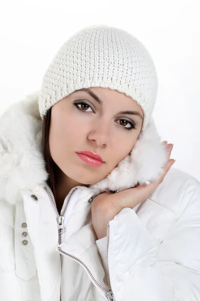 Красивая девушка в костюме и кепке, чтобы защитить от холода — стоковое фото