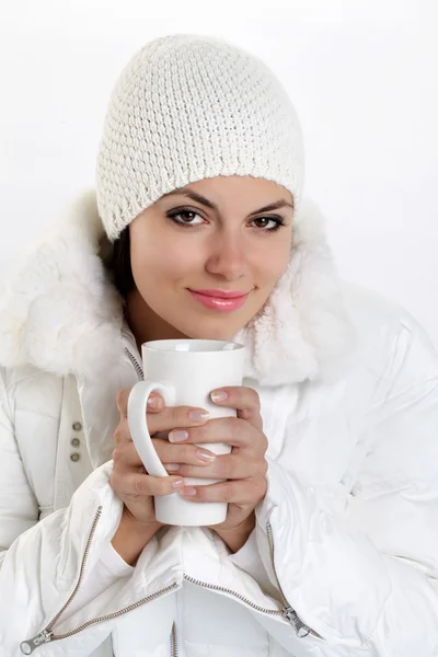 Schönes Mädchen mit Tasse in der Hand, um warmes Getränk zu halten — Stockfoto