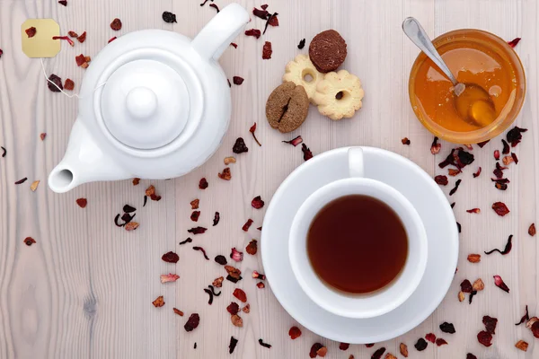 Tazza di tè e teiera con spezie, buiscuits e miele sul ta — Foto Stock