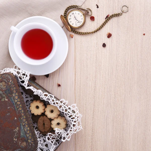 早餐杯茶和饼干和巴勒斯坦的木桌 — 图库照片
