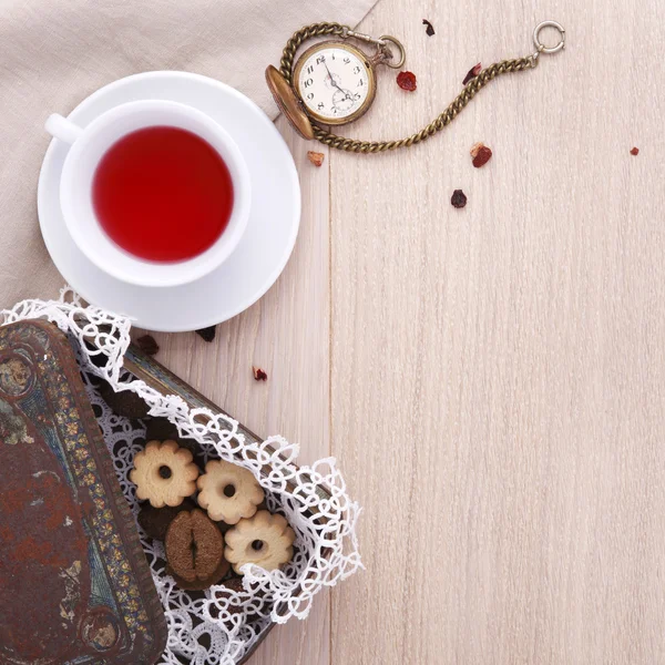 Tavolo in legno per la prima colazione con tazza di tè e biscotti e watc — Foto Stock