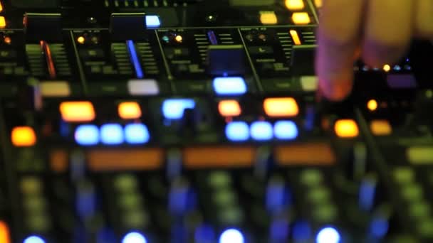 Console de mixagem de música de DJ — Vídeo de Stock