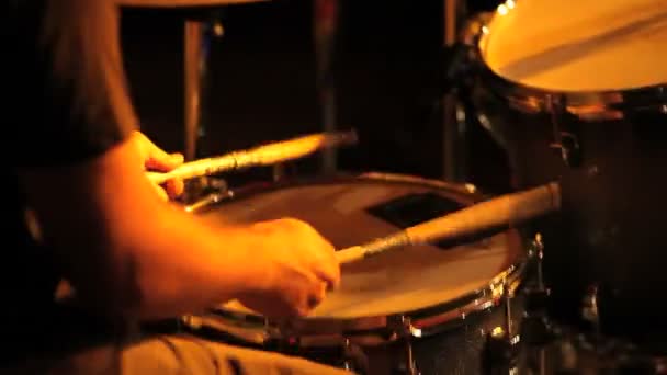 Hudebník v koncertní, ruce hrát na bubny — Stock video