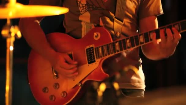 Muzikant speelt de gitaar tijdens een concert — Stockvideo