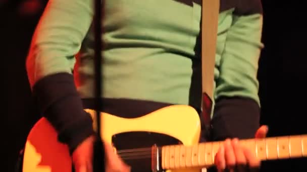 Музикант грає на гітарі під час концерту — стокове відео