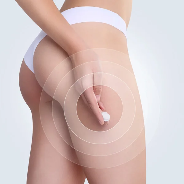 Mujer aplicando crema cosmética de celulitis en las nalgas en — Foto de Stock