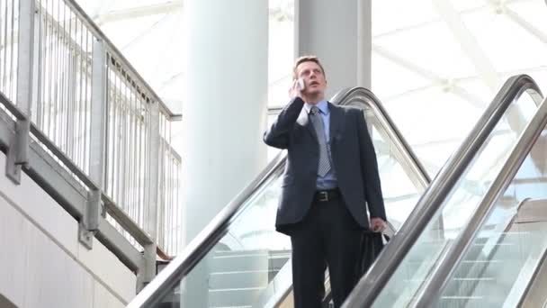 Hombre de negocios en escaleras mecánicas — Vídeo de stock