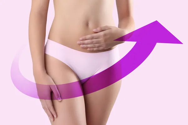 kadın mor ok ile karın üzerinde eller