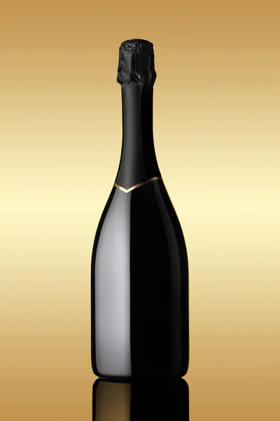 Botella de vino espumoso sobre fondo dorado — Foto de Stock