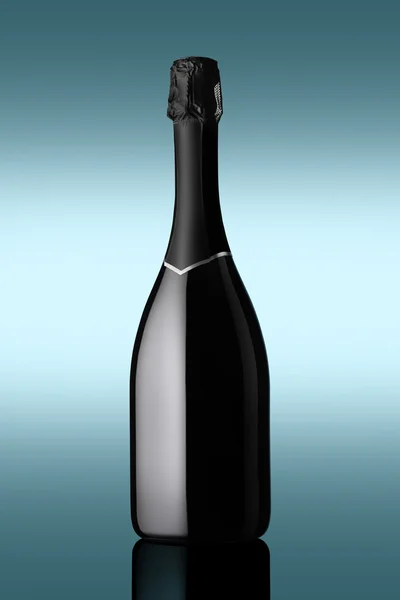 Garrafa de vinho espumante no fundo azul com efeitos de luz — Fotografia de Stock
