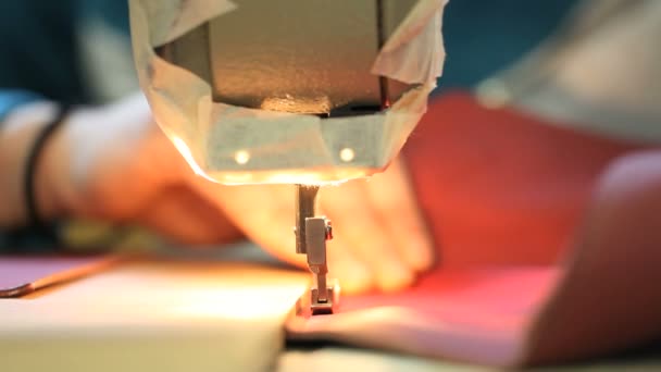 Händer symaskin i en fabrik som tillverkar läder — Stockvideo