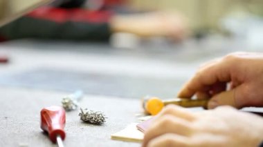 etiket perçin Fabrika iş eller