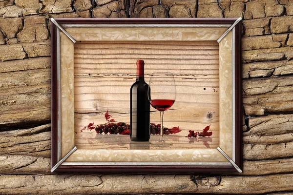 Láhve a sklenice vína na dřevěné pozadí — Stock fotografie