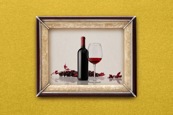 Bottiglia e bicchiere di vino nella cornice sul muro — Foto Stock