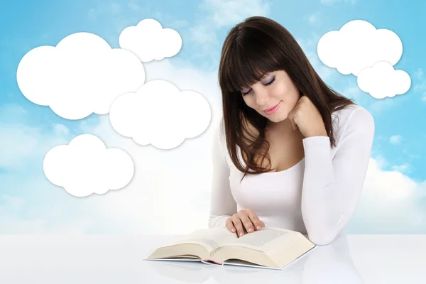Dívka v čtení knihy na pozadí s nebe a bílá — Stock fotografie