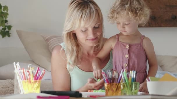 엄마는 활동을 집에서 성장에 개념을 학교와 너머에서 자라야 습관을 발전시키는 — 비디오