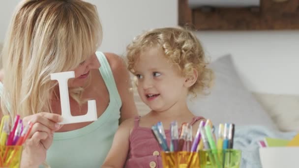 Lächelnde Mutter Lächelt Lockiges Blondes Töchterchen Vorschulische Lernaktivität Hause Konzept — Stockvideo